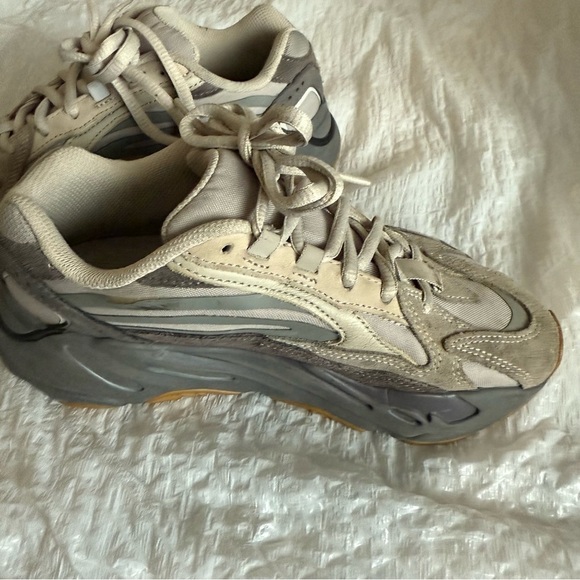 Adidas Yeezy pre-owned Boost 700 sz. 4 Men’s - Picture 9 of 14